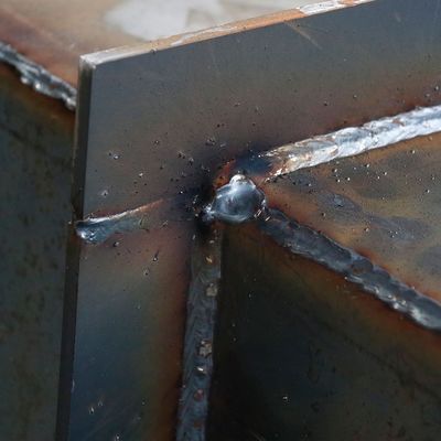 Q235 鋼筋枠と屋外保護のためのカスタムシート金属製製材支架