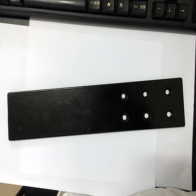 黒オキシドで覆われた金属部品 精密レーザー切削曲線付きの小パイプクランプ